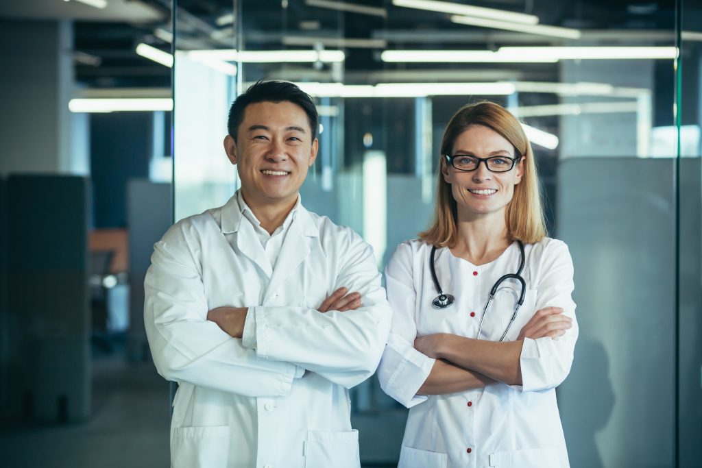 Imposto de médico PJ é menor que CLT? Quais são os encargos, alíquotas e vantagens? Entenda os detalhes agora.