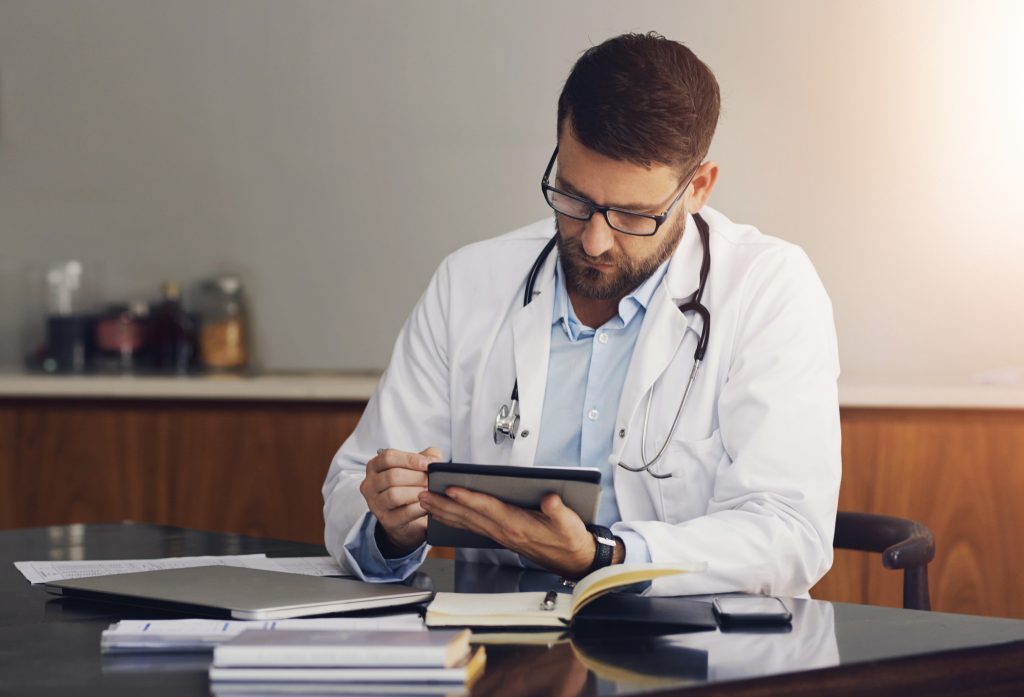 Qual imposto médico paga? Vale mais a pena atuar como CLT ou PJ? Veja prós, contras e formas de pagar menos impostos.