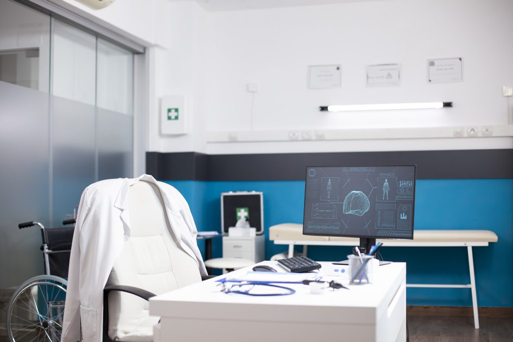 Quer saber como equiparar clínica a hospital e pagar menos imposto? Descubra soluções para otimizar sua gestão tributária e financeira.