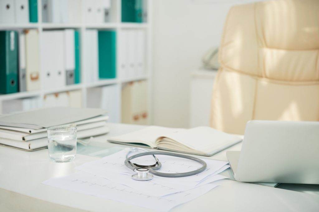 Como a contabilidade para clínicas médicas pode ajudar a reduzir impostos? Quais estratégias funcionam para otimizar seus tributos?